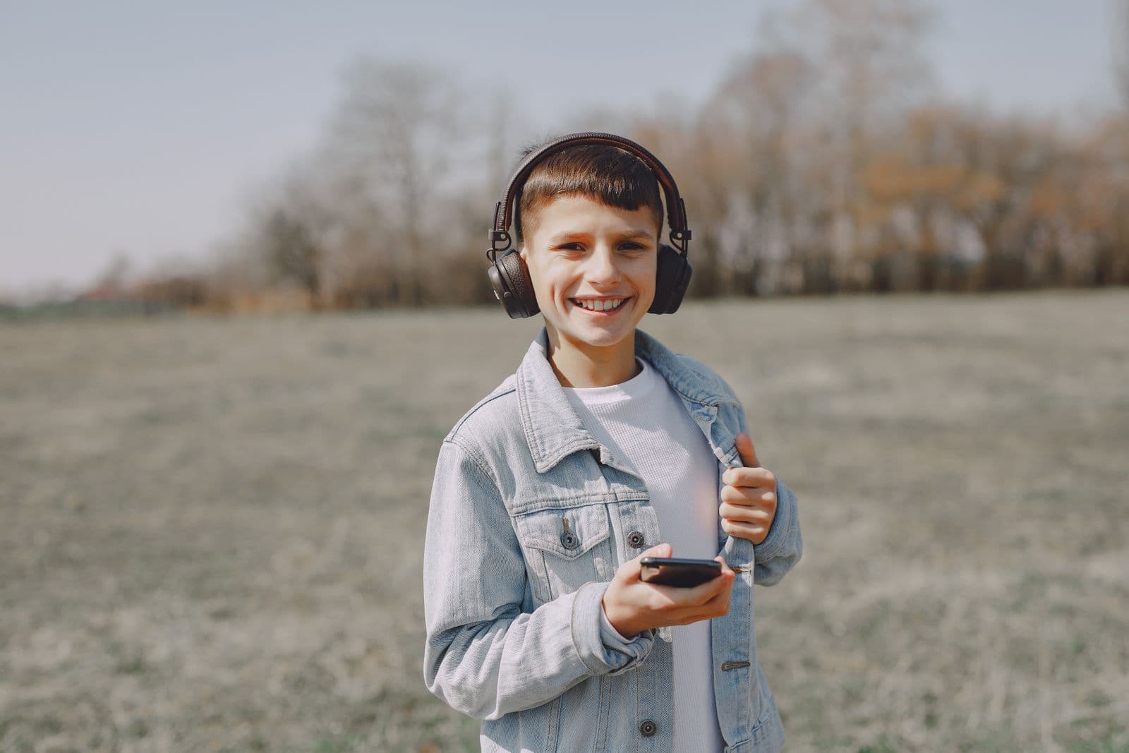 Hörgeschichten statt Bildschirm: Was Audio im Kopf deines Kindes anders macht