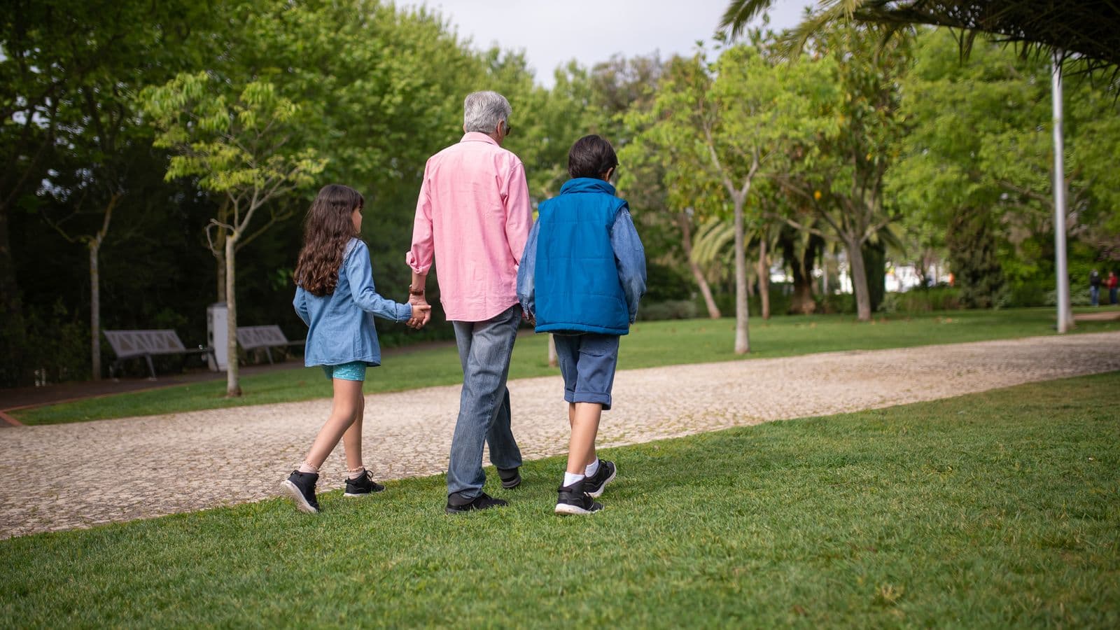 Mein Kind trauert um Oma: Wie Kinder trauern und was jetzt hilft